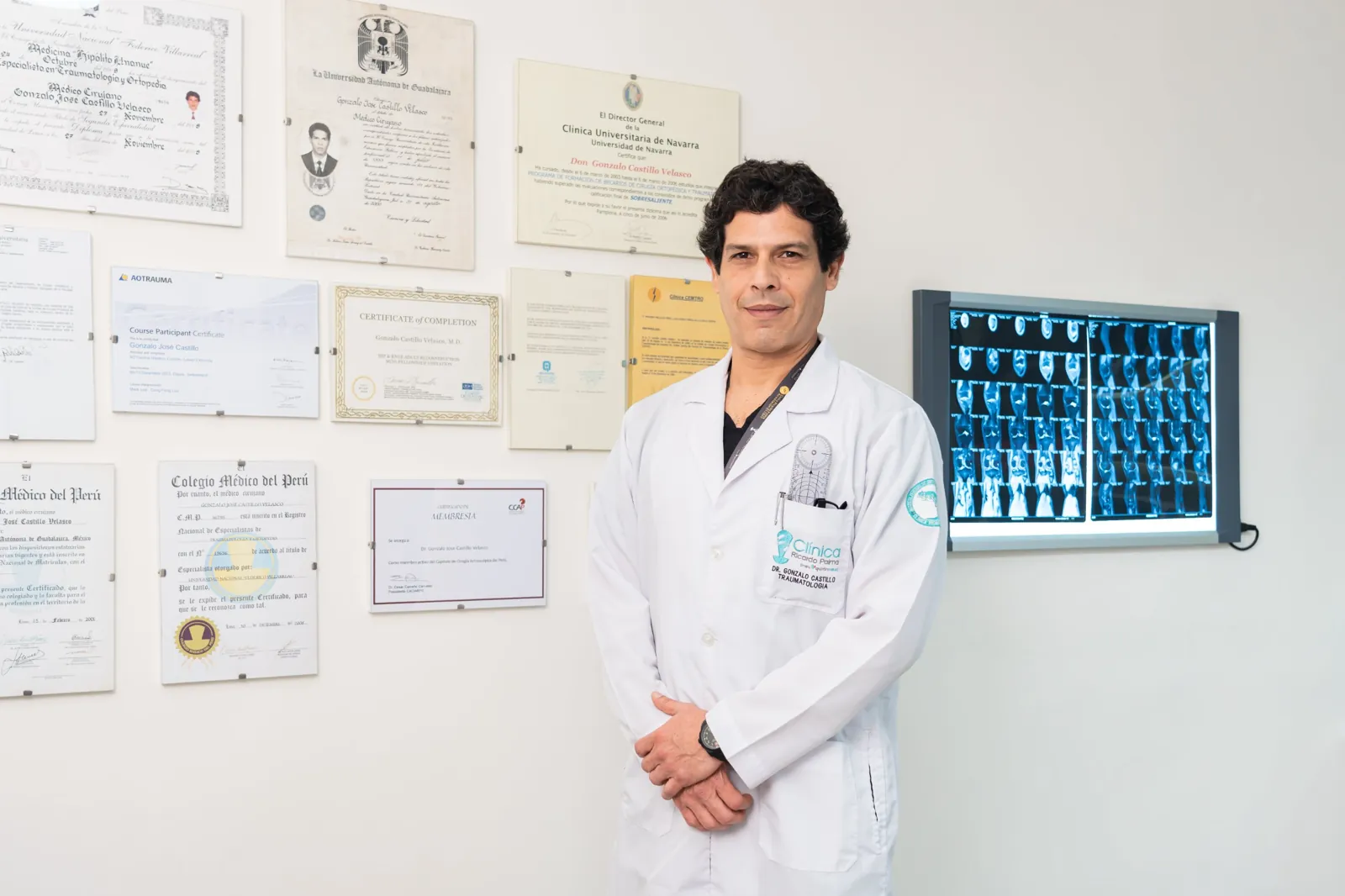 Frente a sus diplomas de formación