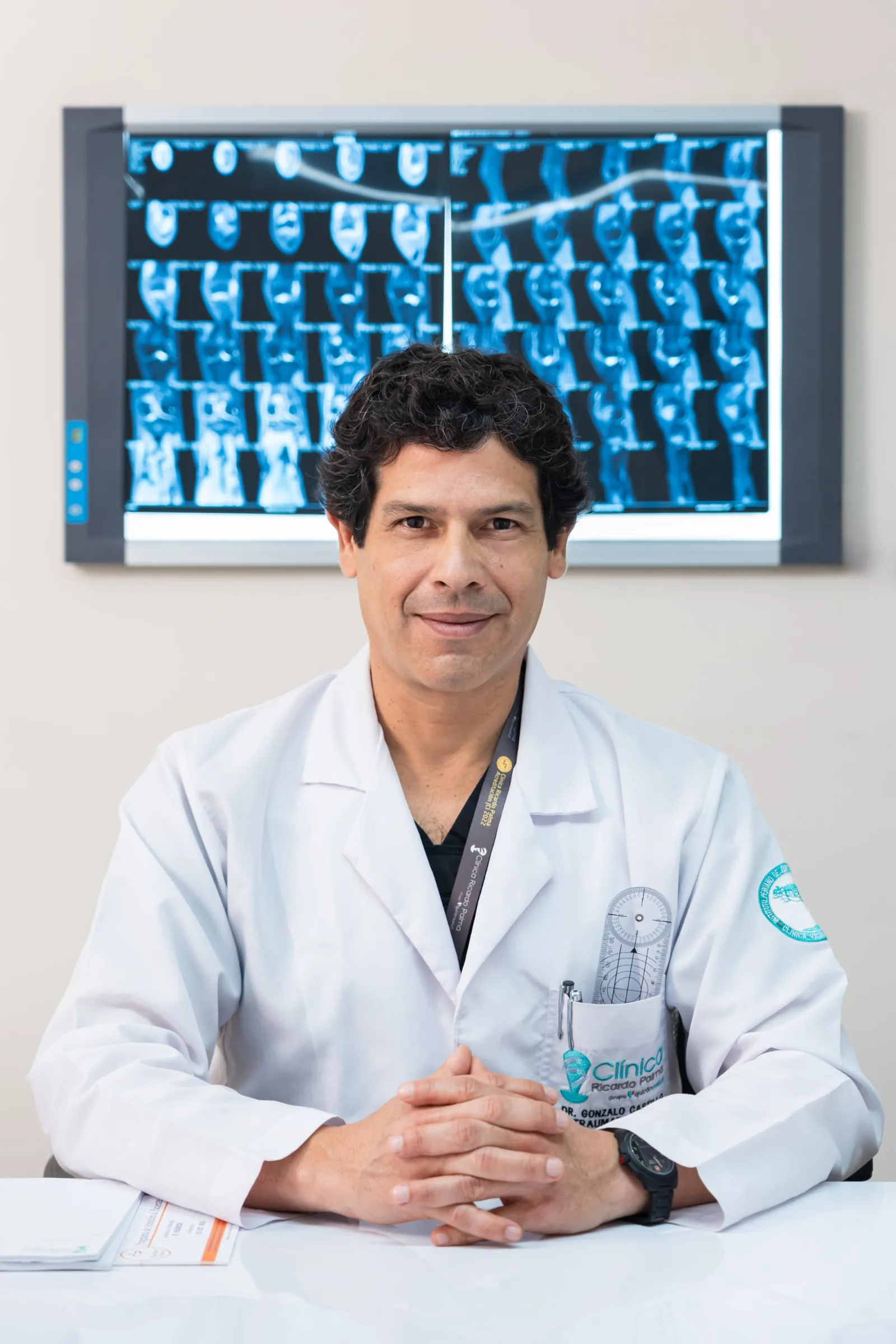 Dr. Gonzalo Castillo en su consultorio